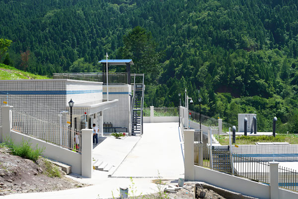 鄉(xiāng)鎮(zhèn)安全飲水提升項目泥沙多問題用哪種凈水設(shè)備?